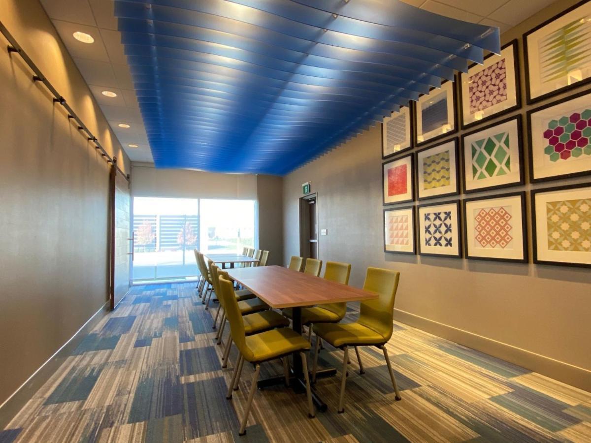 Holiday Inn Express & Suites - Aurora By Ihg Esterno foto